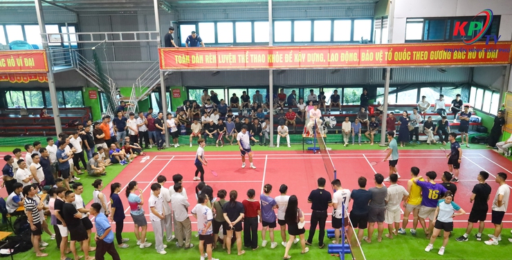Gần 100 cặp vận động viên đến từ các xã Kiều Phú, Phú Cát, Quốc Oai, Hưng Đạo tranh tài ở Giải cầu lông chùa Liên Trì mở rộng kết thúc thành công tốt đẹp.- Ảnh 10.