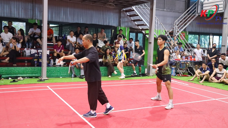 Gần 100 cặp vận động viên đến từ các xã Kiều Phú, Phú Cát, Quốc Oai, Hưng Đạo tranh tài ở Giải cầu lông chùa Liên Trì mở rộng kết thúc thành công tốt đẹp.- Ảnh 6.
