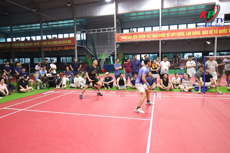 Gần 100 cặp vận động viên đến từ các xã Kiều Phú, Phú Cát, Quốc Oai, Hưng Đạo tranh tài ở Giải cầu lông chùa Liên Trì mở rộng kết thúc thành công tốt đẹp.- Ảnh 3.