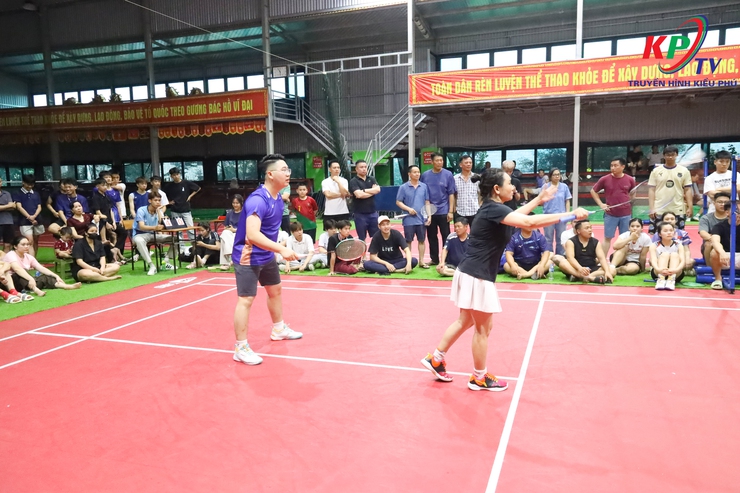 Gần 100 cặp vận động viên đến từ các xã Kiều Phú, Phú Cát, Quốc Oai, Hưng Đạo tranh tài ở Giải cầu lông chùa Liên Trì mở rộng kết thúc thành công tốt đẹp.- Ảnh 1.