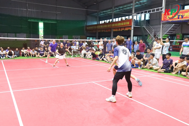 Gần 100 cặp vận động viên đến từ các xã Kiều Phú, Phú Cát, Quốc Oai, Hưng Đạo tranh tài ở Giải cầu lông chùa Liên Trì mở rộng kết thúc thành công tốt đẹp.- Ảnh 5.