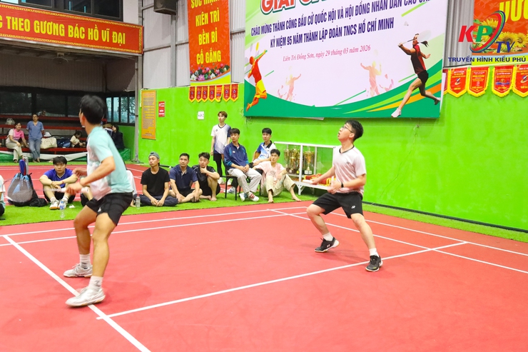 Gần 100 cặp vận động viên đến từ các xã Kiều Phú, Phú Cát, Quốc Oai, Hưng Đạo tranh tài ở Giải cầu lông chùa Liên Trì mở rộng kết thúc thành công tốt đẹp.- Ảnh 4.