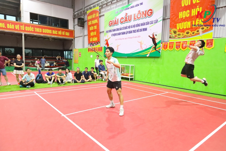 Gần 100 cặp vận động viên đến từ các xã Kiều Phú, Phú Cát, Quốc Oai, Hưng Đạo tranh tài ở Giải cầu lông chùa Liên Trì mở rộng kết thúc thành công tốt đẹp.- Ảnh 2.