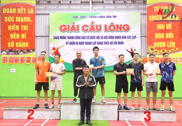 Gần 100 cặp vận động viên đến từ các xã Kiều Phú, Phú Cát, Quốc Oai, Hưng Đạo tranh tài ở Giải cầu lông chùa Liên Trì mở rộng kết thúc thành công tốt đẹp.- Ảnh 11.