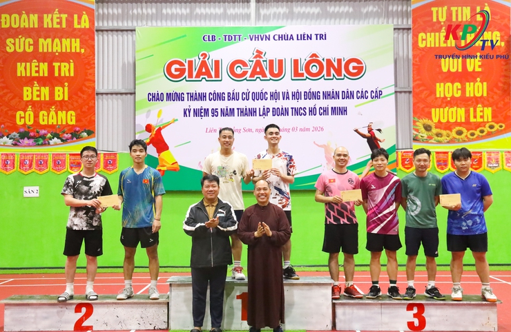 Gần 100 cặp vận động viên đến từ các xã Kiều Phú, Phú Cát, Quốc Oai, Hưng Đạo tranh tài ở Giải cầu lông chùa Liên Trì mở rộng kết thúc thành công tốt đẹp.- Ảnh 12.