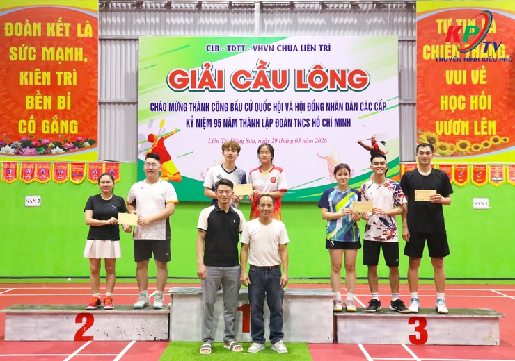 Gần 100 cặp vận động viên đến từ các xã Kiều Phú, Phú Cát, Quốc Oai, Hưng Đạo tranh tài ở Giải cầu lông chùa Liên Trì mở rộng kết thúc thành công tốt đẹp.- Ảnh 13.