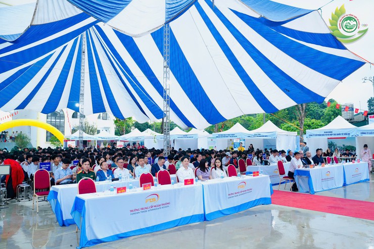 Ngày hội tư vấn hướng nghiệp năm 2026 tại Trường Trung cấp Ngoại thương- Ảnh 1.