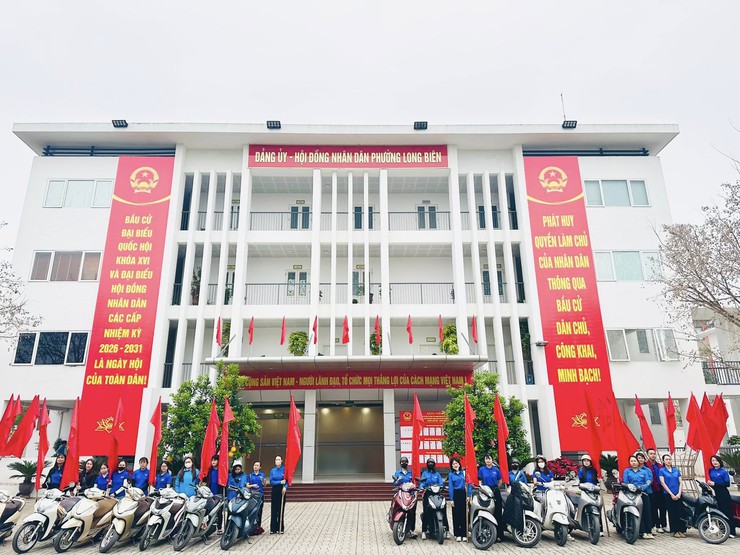 Tuổi trẻ phường Long Biên xung kích: từ hỗ trợ bầu cử đến xây dựng đô thị văn minh- Ảnh 1.