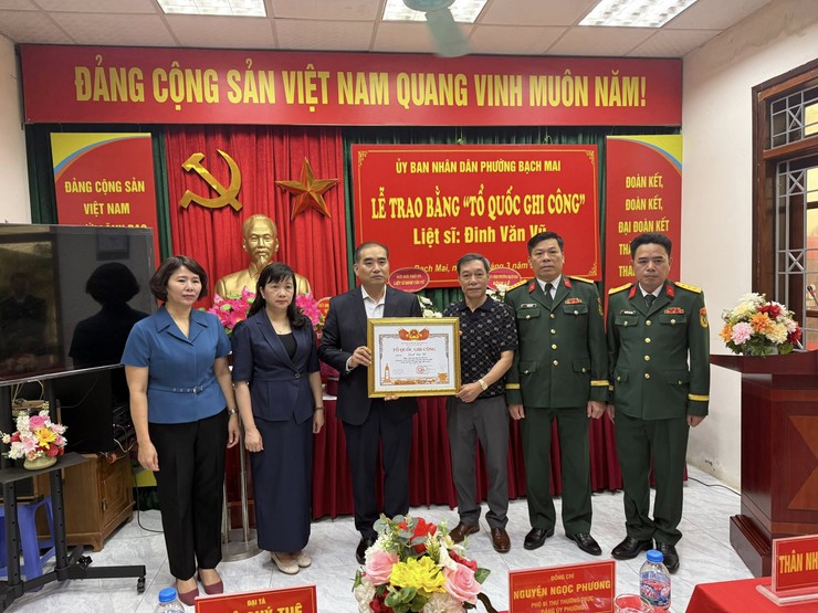 Ban chỉ huy Quân sự phường Bạch Mai long trọng tổ chức Lễ trao Bằng “Tổ quốc ghi công” đối với liệt sĩ Đinh Văn Vũ- Ảnh 1.