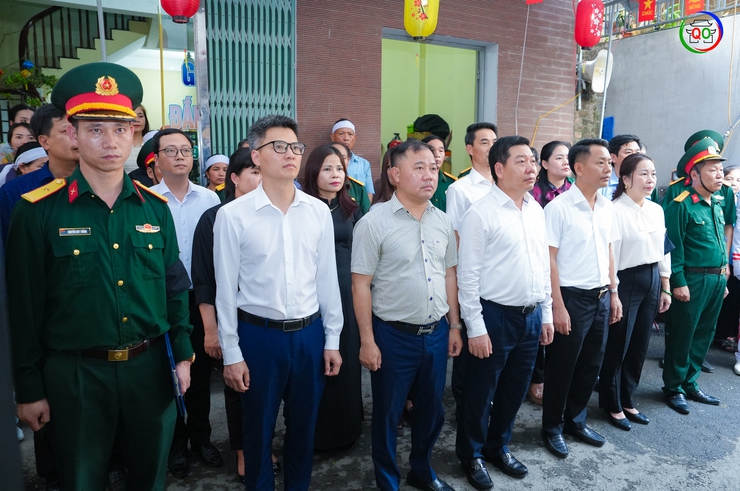 UBND xã Quốc Oai tổ chức Lễ phủ Quân kỳ, công bố Quyết định thành lập Ban Tổ chức Lễ đón nhận, truy điệu và an táng hài cốt Liệt sĩ Nguyễn Duy Lập- Ảnh 1.