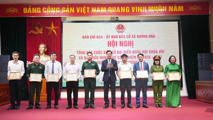 34 tập thể và 213 cá nhân trên địa bàn xã Dương Hoà được khen thưởng công tác bầu cử- Ảnh 10.