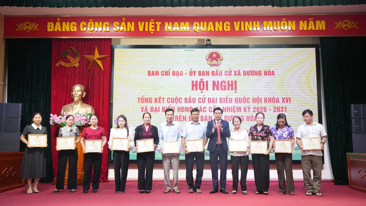 34 tập thể và 213 cá nhân trên địa bàn xã Dương Hoà được khen thưởng công tác bầu cử- Ảnh 11.