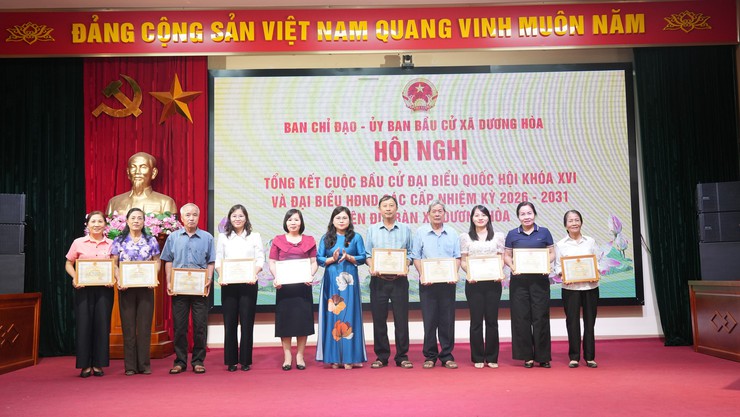 34 tập thể và 213 cá nhân trên địa bàn xã Dương Hoà được khen thưởng công tác bầu cử- Ảnh 12.