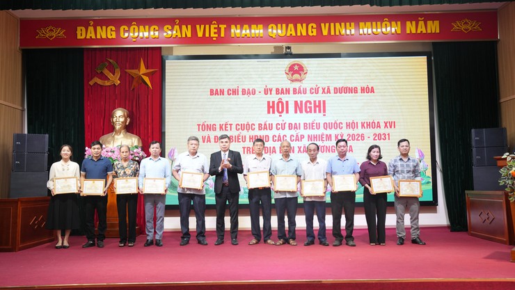 34 tập thể và 213 cá nhân trên địa bàn xã Dương Hoà được khen thưởng công tác bầu cử- Ảnh 13.