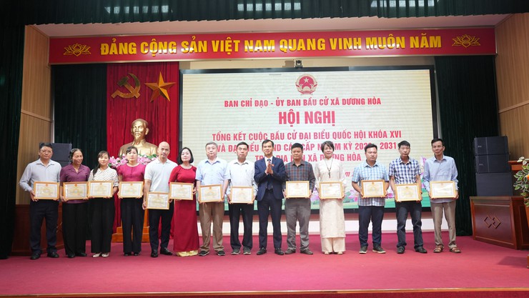 34 tập thể và 213 cá nhân trên địa bàn xã Dương Hoà được khen thưởng công tác bầu cử- Ảnh 15.