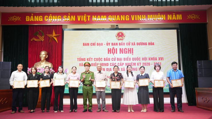 34 tập thể và 213 cá nhân trên địa bàn xã Dương Hoà được khen thưởng công tác bầu cử- Ảnh 17.