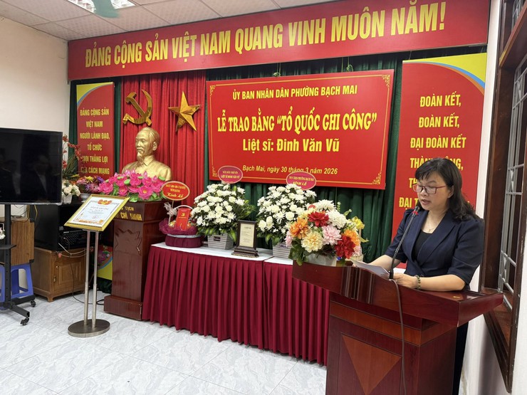 Ban chỉ huy Quân sự phường Bạch Mai long trọng tổ chức Lễ trao Bằng “Tổ quốc ghi công” đối với liệt sĩ Đinh Văn Vũ- Ảnh 2.