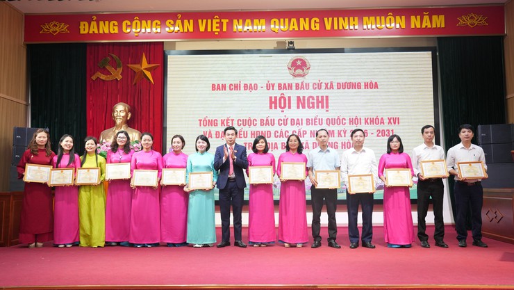 34 tập thể và 213 cá nhân trên địa bàn xã Dương Hoà được khen thưởng công tác bầu cử- Ảnh 21.