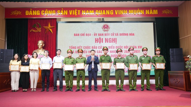 34 tập thể và 213 cá nhân trên địa bàn xã Dương Hoà được khen thưởng công tác bầu cử- Ảnh 22.
