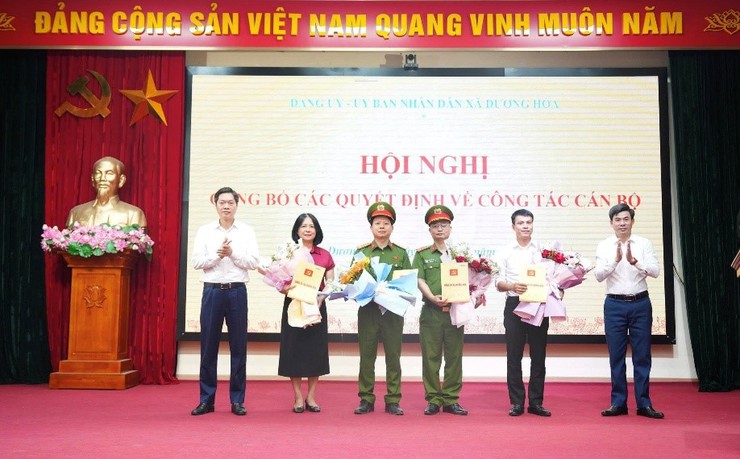 Xã Dương Hoà công bố và trao các Quyết định về công tác cán bộ- Ảnh 3.