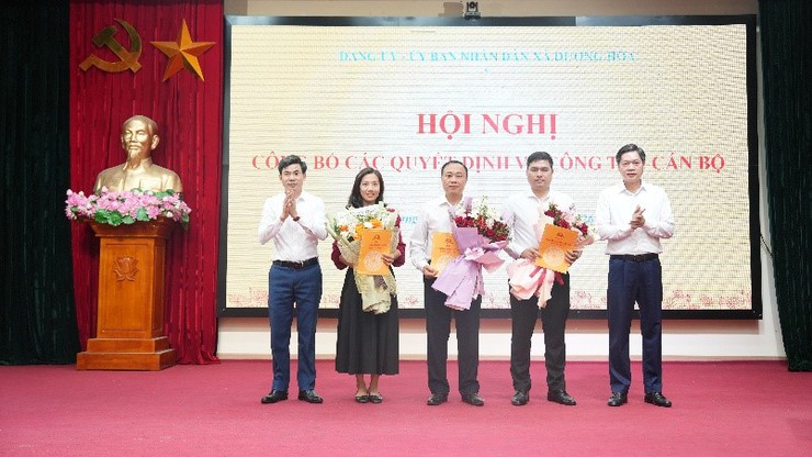 Xã Dương Hoà công bố và trao các Quyết định về công tác cán bộ- Ảnh 4.
