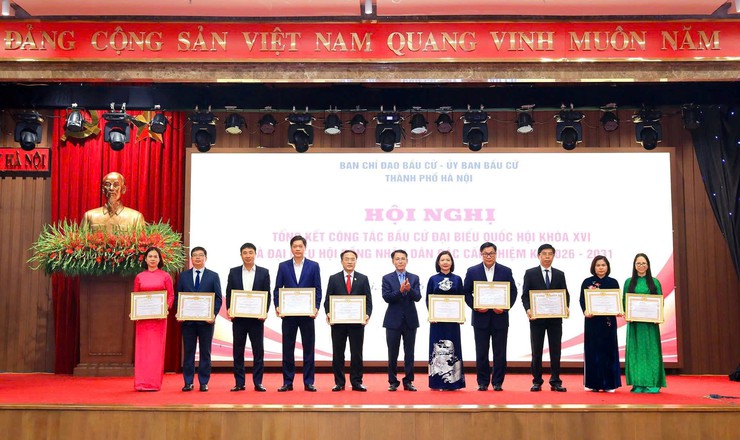 34 tập thể và 213 cá nhân trên địa bàn xã Dương Hoà được khen thưởng công tác bầu cử- Ảnh 4.