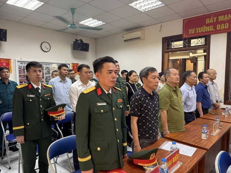 Ban chỉ huy Quân sự phường Bạch Mai long trọng tổ chức Lễ trao Bằng “Tổ quốc ghi công” đối với liệt sĩ Đinh Văn Vũ- Ảnh 4.