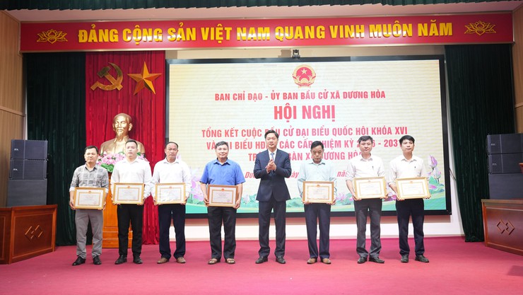 34 tập thể và 213 cá nhân trên địa bàn xã Dương Hoà được khen thưởng công tác bầu cử- Ảnh 5.