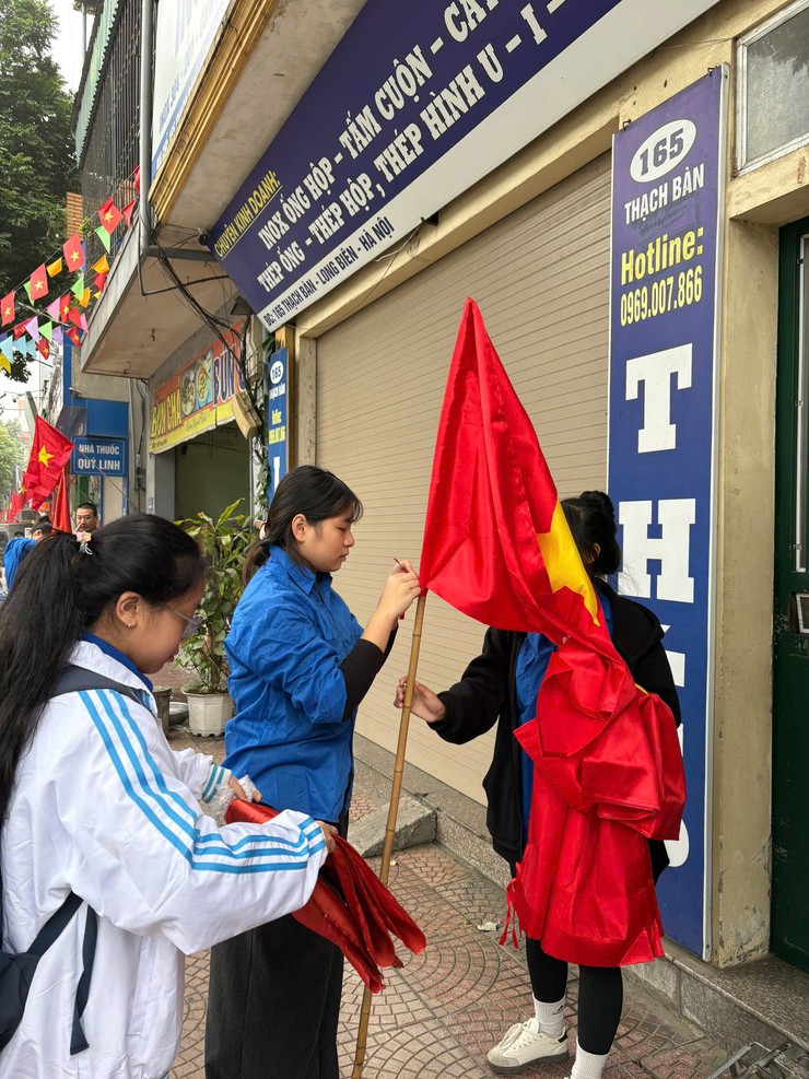 Tuổi trẻ phường Long Biên xung kích: từ hỗ trợ bầu cử đến xây dựng đô thị văn minh- Ảnh 5.