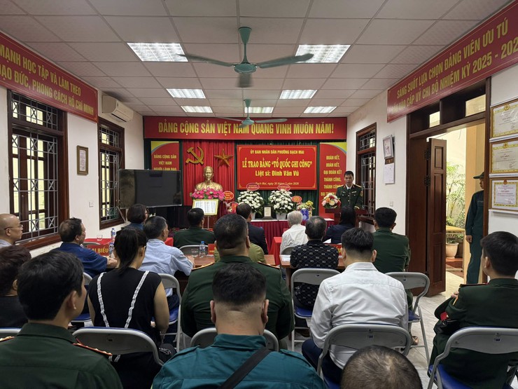 Ban chỉ huy Quân sự phường Bạch Mai long trọng tổ chức Lễ trao Bằng “Tổ quốc ghi công” đối với liệt sĩ Đinh Văn Vũ- Ảnh 5.