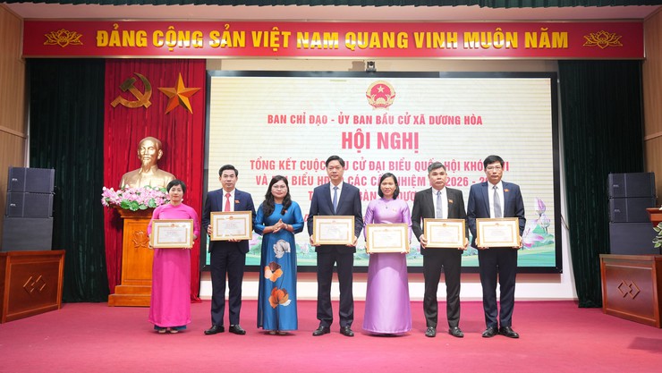34 tập thể và 213 cá nhân trên địa bàn xã Dương Hoà được khen thưởng công tác bầu cử- Ảnh 6.