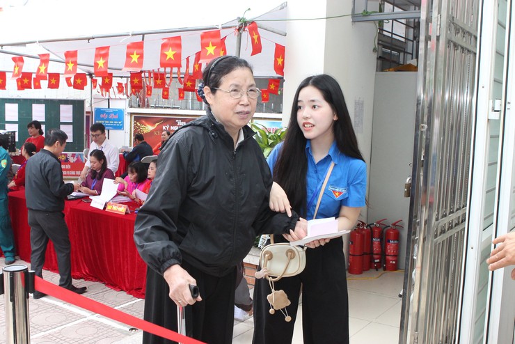 Từ thực tiễn bầu cử rút ra bài học tổ chức hiệu quả tại phường Long Biên- Ảnh 3.