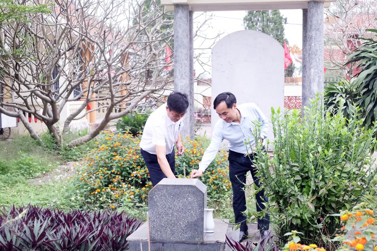 Đoàn thanh niên xã Hòa Phú: Tổ chức viếng Nghĩa trang Liệt sĩ nhân dịp hướng tới Đại hội đại biểu Hội Liên hiệp Thanh niên Việt Nam- Ảnh 6.