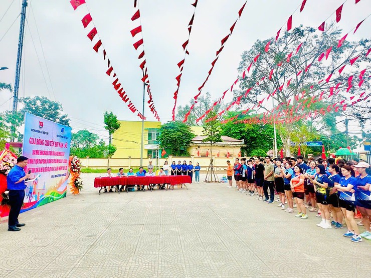 Sôi nổi giải bóng chuyền hơi nam, nữ Thanh niên chào mừng các sự kiện trọng đại tại xã Vật Lại- Ảnh 1.