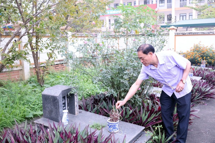 Đoàn thanh niên xã Hòa Phú: Tổ chức viếng Nghĩa trang Liệt sĩ nhân dịp hướng tới Đại hội đại biểu Hội Liên hiệp Thanh niên Việt Nam- Ảnh 7.