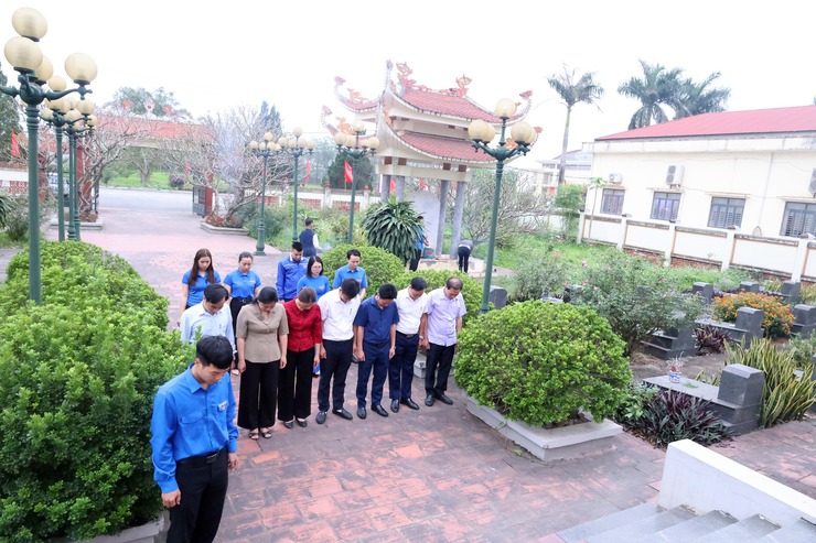 Đoàn thanh niên xã Hòa Phú: Tổ chức viếng Nghĩa trang Liệt sĩ nhân dịp hướng tới Đại hội đại biểu Hội Liên hiệp Thanh niên Việt Nam- Ảnh 3.