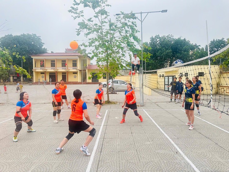 Sôi nổi giải bóng chuyền hơi nam, nữ Thanh niên chào mừng các sự kiện trọng đại tại xã Vật Lại- Ảnh 4.