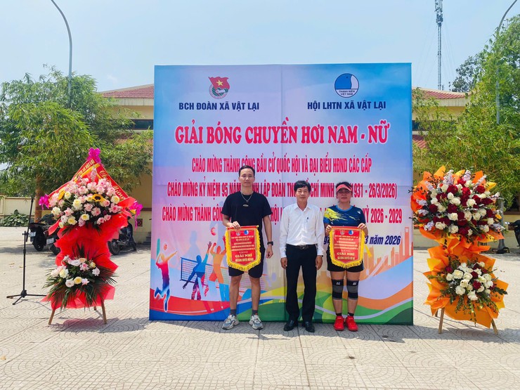 Sôi nổi giải bóng chuyền hơi nam, nữ Thanh niên chào mừng các sự kiện trọng đại tại xã Vật Lại- Ảnh 7.