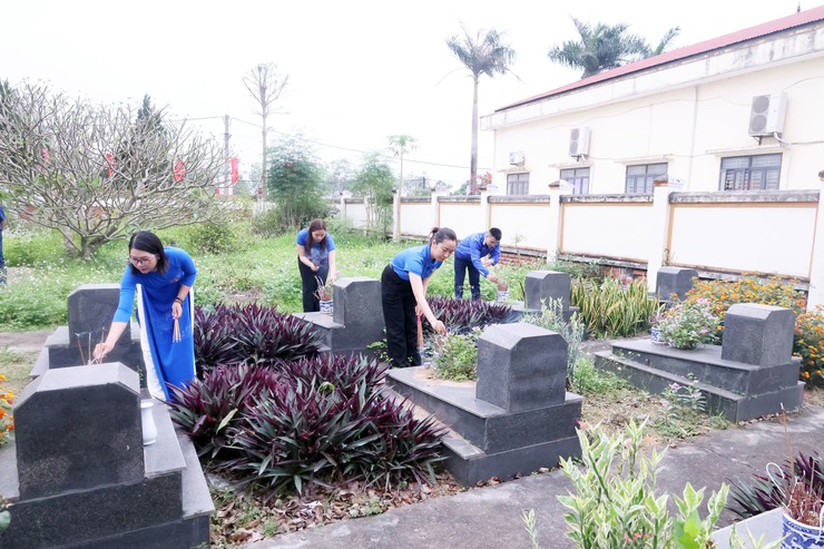 Đoàn thanh niên xã Hòa Phú: Tổ chức viếng Nghĩa trang Liệt sĩ nhân dịp hướng tới Đại hội đại biểu Hội Liên hiệp Thanh niên Việt Nam- Ảnh 8.