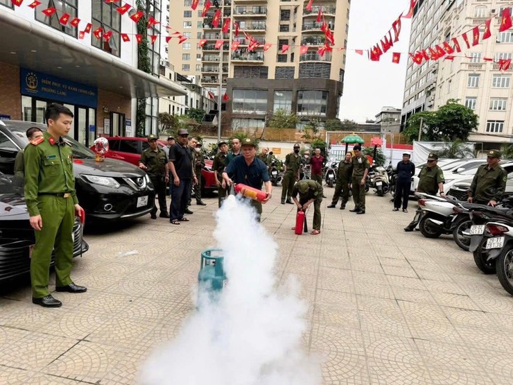 TẬP HUẤN NGHIỆP VỤ PCCC VÀ CNCH CHO LỰC LƯỢNG THAM GIA BẢO VỆ AN NINH, TRẬT TỰ Ở CƠ SỞ TRÊN ĐỊA BÀN PHƯỜNG LÁNG- Ảnh 5.