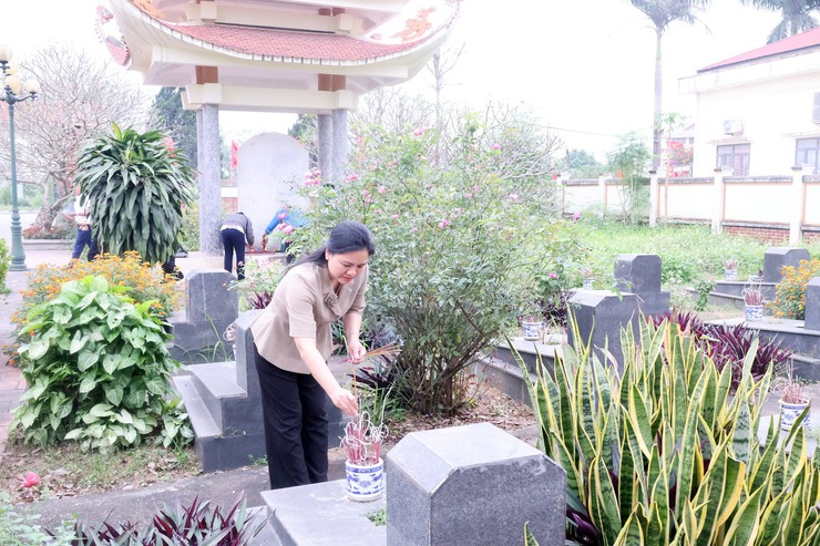 Đoàn thanh niên xã Hòa Phú: Tổ chức viếng Nghĩa trang Liệt sĩ nhân dịp hướng tới Đại hội đại biểu Hội Liên hiệp Thanh niên Việt Nam- Ảnh 4.