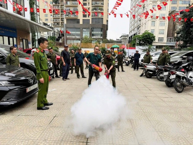 TẬP HUẤN NGHIỆP VỤ PCCC VÀ CNCH CHO LỰC LƯỢNG THAM GIA BẢO VỆ AN NINH, TRẬT TỰ Ở CƠ SỞ TRÊN ĐỊA BÀN PHƯỜNG LÁNG- Ảnh 4.