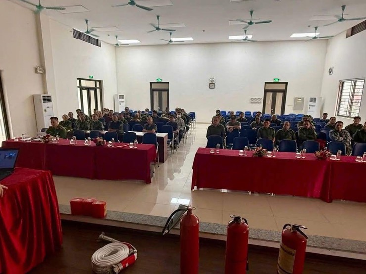TẬP HUẤN NGHIỆP VỤ PCCC VÀ CNCH CHO LỰC LƯỢNG THAM GIA BẢO VỆ AN NINH, TRẬT TỰ Ở CƠ SỞ TRÊN ĐỊA BÀN PHƯỜNG LÁNG- Ảnh 6.