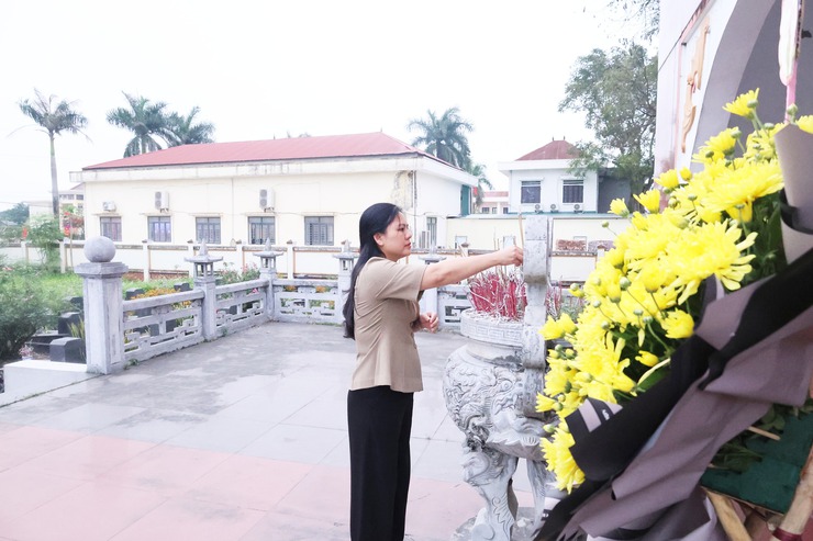 Đoàn thanh niên xã Hòa Phú: Tổ chức viếng Nghĩa trang Liệt sĩ nhân dịp hướng tới Đại hội đại biểu Hội Liên hiệp Thanh niên Việt Nam- Ảnh 2.