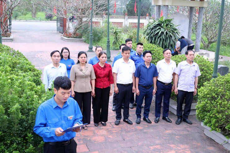 Đoàn thanh niên xã Hòa Phú: Tổ chức viếng Nghĩa trang Liệt sĩ nhân dịp hướng tới Đại hội đại biểu Hội Liên hiệp Thanh niên Việt Nam- Ảnh 1.