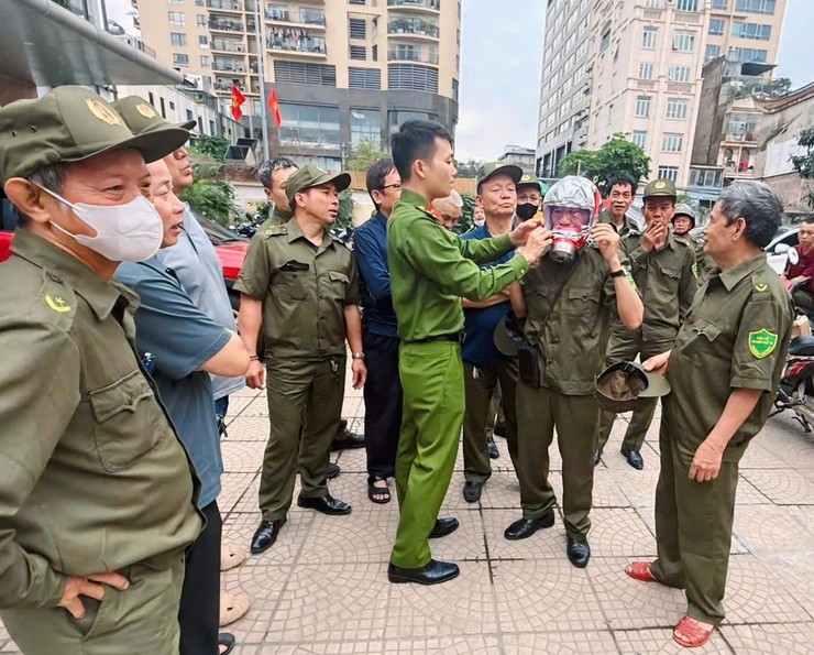 TẬP HUẤN NGHIỆP VỤ PCCC VÀ CNCH CHO LỰC LƯỢNG THAM GIA BẢO VỆ AN NINH, TRẬT TỰ Ở CƠ SỞ TRÊN ĐỊA BÀN PHƯỜNG LÁNG- Ảnh 2.