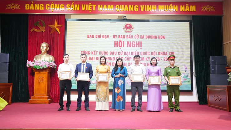 34 tập thể và 213 cá nhân trên địa bàn xã Dương Hoà được khen thưởng công tác bầu cử- Ảnh 7.