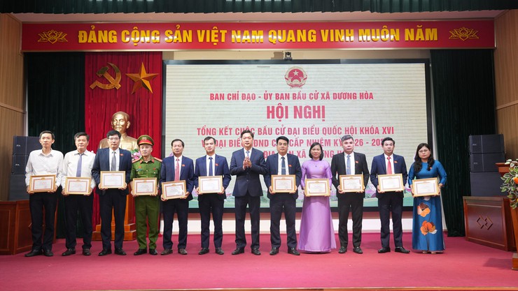 34 tập thể và 213 cá nhân trên địa bàn xã Dương Hoà được khen thưởng công tác bầu cử- Ảnh 8.