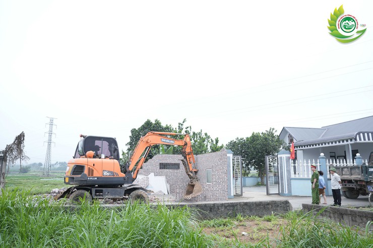 Xã Phú Cát ra quân xử lý vi phạm đất đai, trật tự xây dựng trên địa bàn- Ảnh 2.