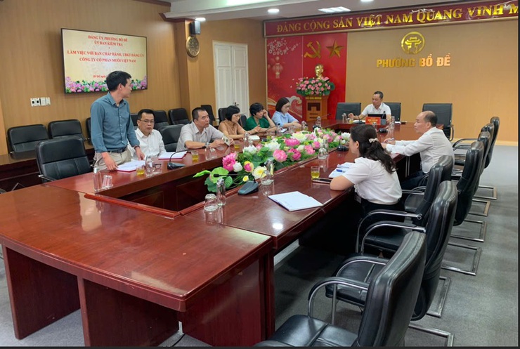 Đại diện Đảng uỷ phường Bồ Đề làm việc với Đảng uỷ Công ty Cổ phần Muối Việt Nam về công tác xây dựng Đảng- Ảnh 2.